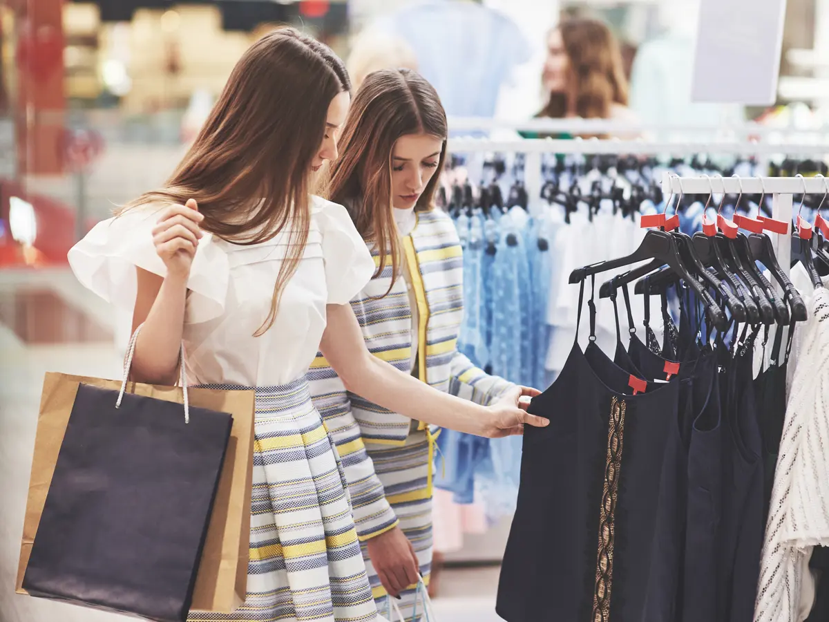 Makna Mendalam di Balik Mimpi Dikasih Baju oleh Perempuan: Apa yang Perlu Kamu Ketahui?