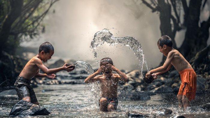 Arti Mimpi Mandi di Sungai: Tanda Kesuksesan dan Limpahan Berkah