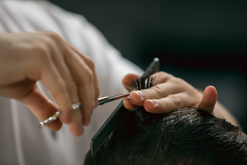 Arti Mimpi Potong Rambut di Salon: Apa Maknanya?