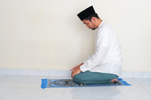 Arti Mimpi Sholat Sendiri di Rumah: Apa Maknanya?